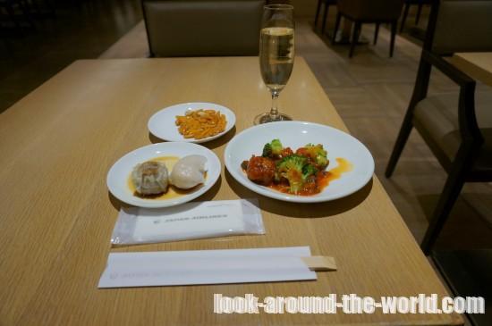 羽田空港JALさくらラウンジ深夜の食事とドリンク