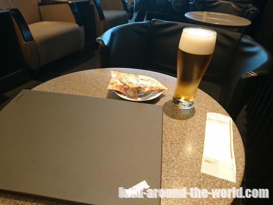 羽田空港国内線のANAラウンジで昼間からビールをごくごく飲んでみた